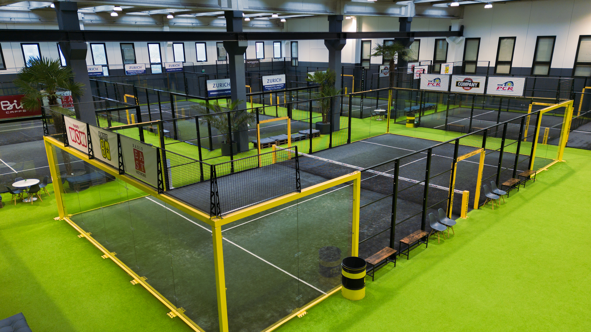 Vista panoramica dei cinque campi indoor Urban Padel