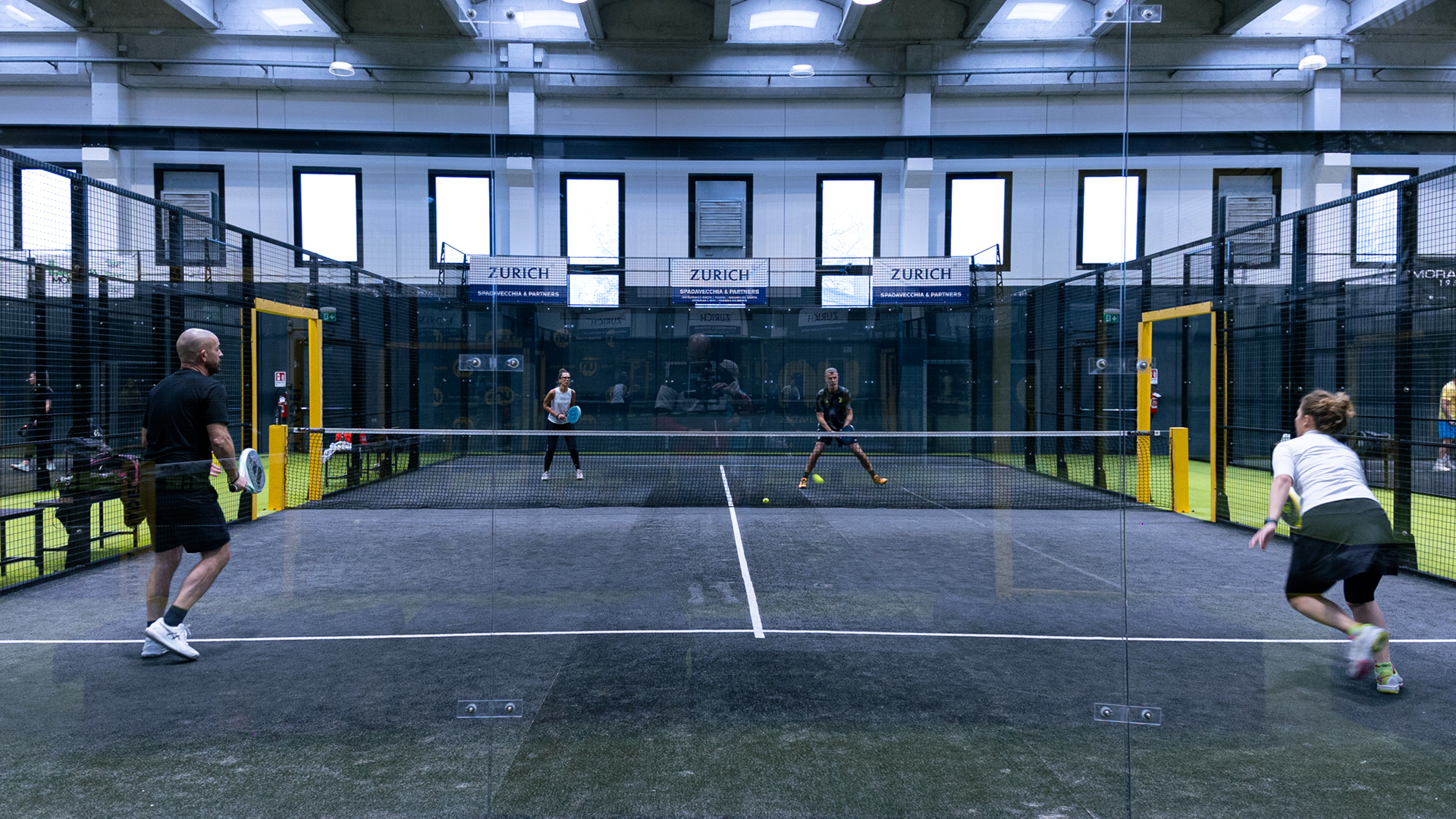Quattro giocatori durante una partita a Urban Padel